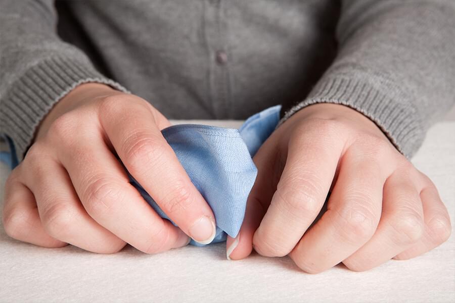 シーンNo.5 会社、家族、過ぎ去りし日々を想い返し思わず涙 ペンを持つ前にハンカチを